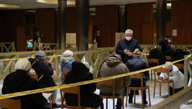 El Vaticano comenzó a vacunar a personas sin techo en centros de asistencia de Roma
