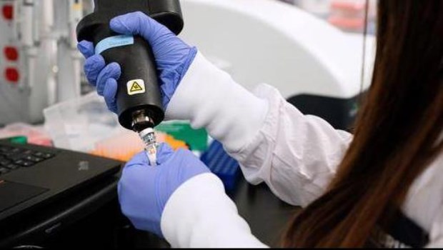 Detectan en la Argentina dos variantes brasileñas del coronavirus en personas que viajaron a ese país