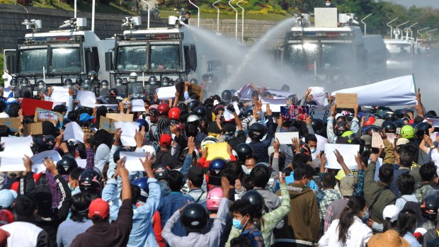 El Gobierno de facto de Myamar reprime al pueblo que se manifiesta en su contra