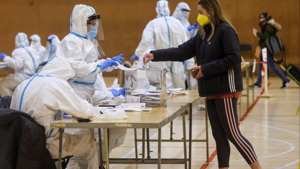 Con una baja participación, ganan en Cataluña los independentistas