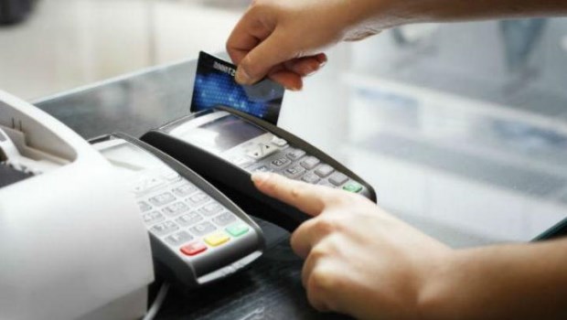 Por los impuestos, se desaceleran las compras con tarjetas de crédito