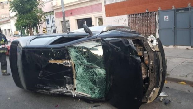 Buenos Aires: Una mujer mordió a dos policías tras chocar a tres autos estacionados y volcar con el suyo