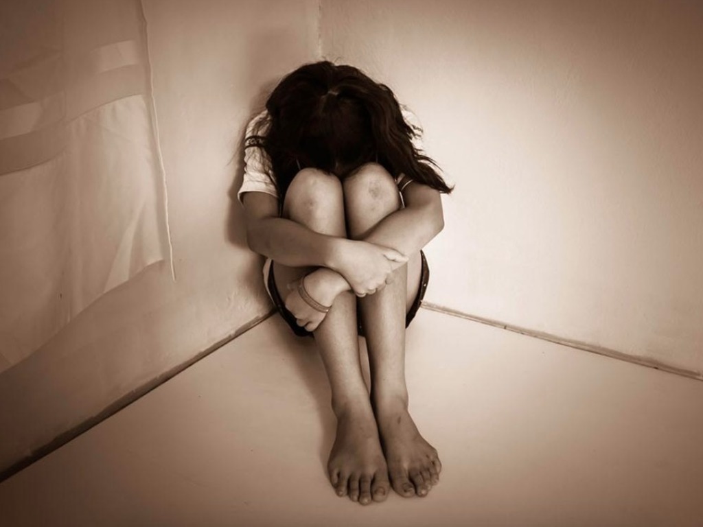 Detienen a una mujer acusada de permitir que su pareja violara a su hija