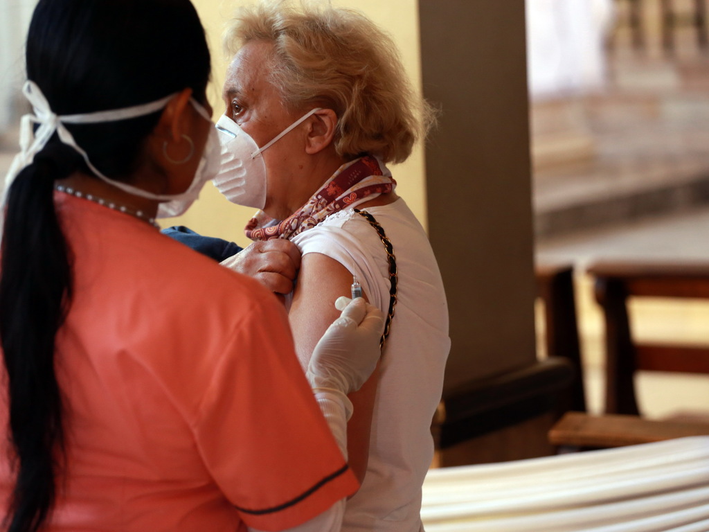 Vacunación: Mendoza entregó sus propios datos y defendió la campaña