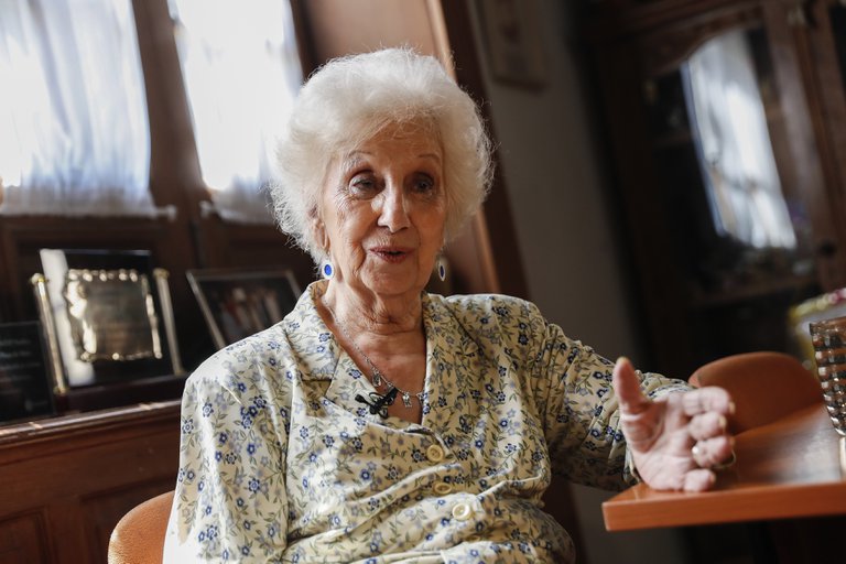 Estela de Carlotto también reconoció que la llamaron del gobierno y se vacunó