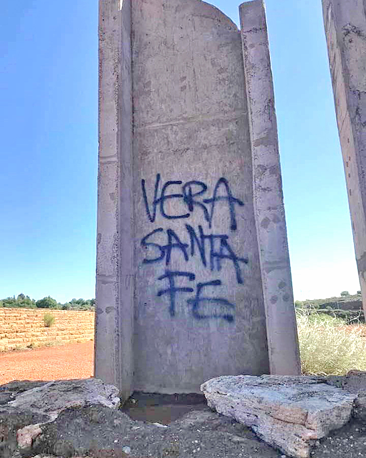 Aparecieron pintadas  de turistas en el monumento  de Los Reyunos
