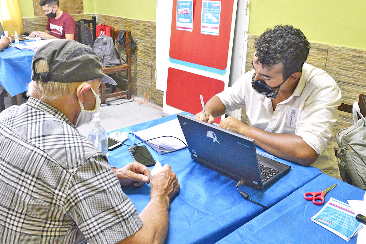 Asesoran a adultos mayores  que deseen inscribirse para  recibir la vacuna contra el Covid-19