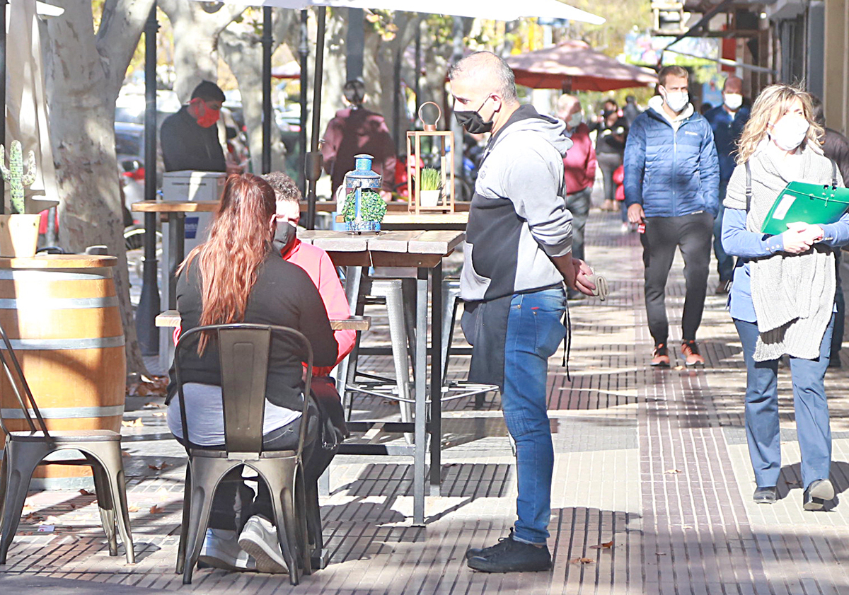 Buscan identificar con stickers los locales  gastronómicos con empleados en blanco