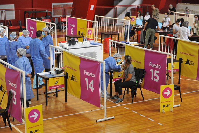 El infectólogo Eduardo López advirtió que la segunda ola puede tener mayor impacto si no se acelera la vacunación en Argentina