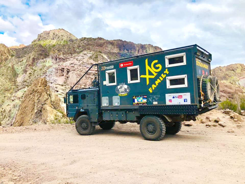 Familia francesa que recorre el mundo de visita en San Rafael