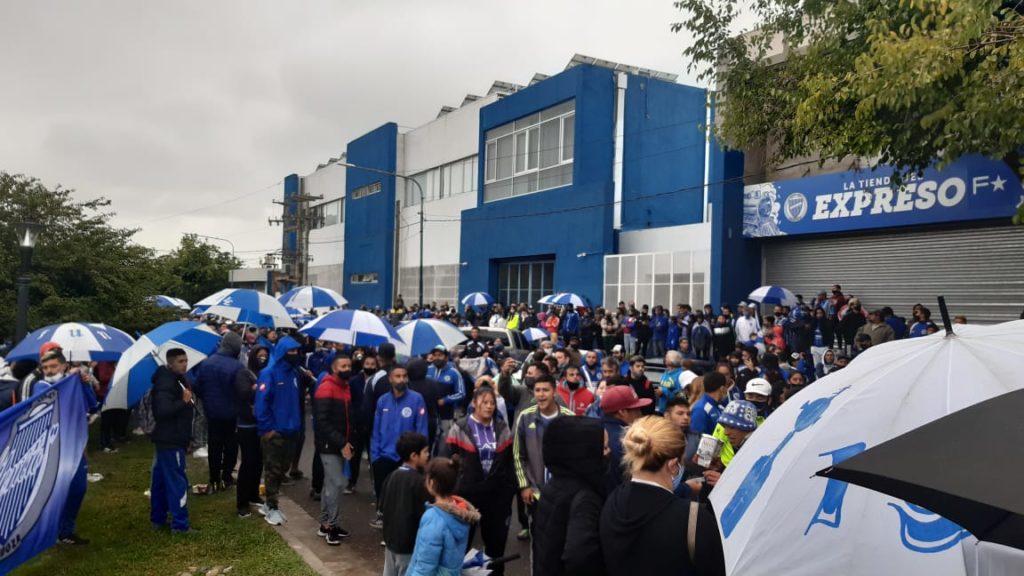Los hinchas de Godoy Cruz despiden al Morro García con una caravana hasta el aeropuerto