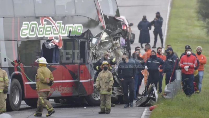 Un micro que venía a Mendoza chocó en la autopista de San Luis: al menos dos muertos