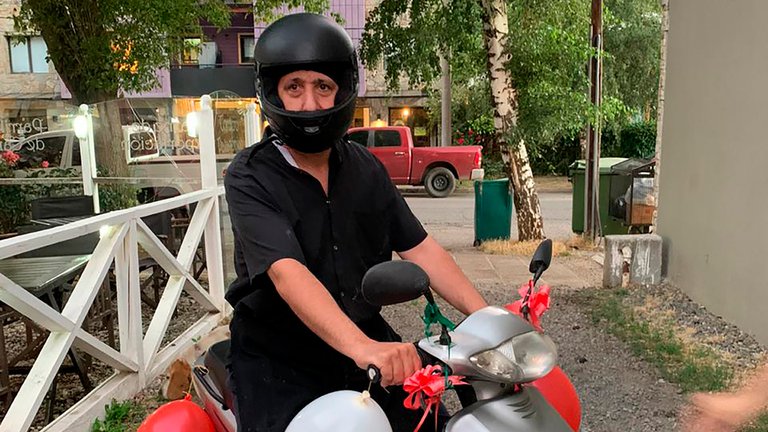 Un regalo de cumpleaños viral: con plata de las propinas le cambiaron la vida al cocinero que caminaba en San Martín de Los Andes 28 km para ir a trabajar