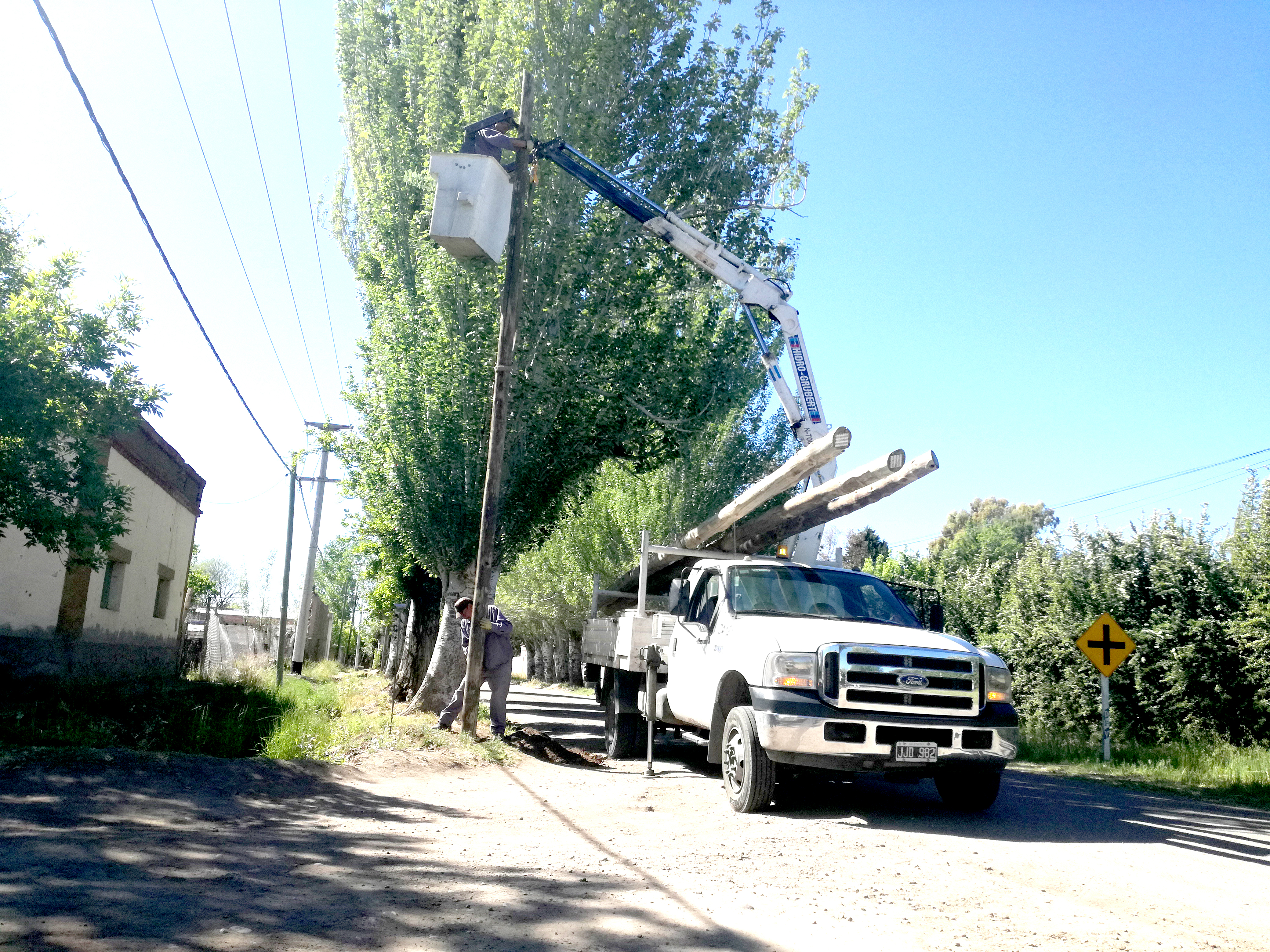 Quieren regular el uso de los “postes” en la vía pública  para mejorar la dotación de servicios de internet