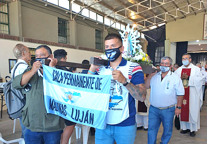 La escuela Bufano recibió la réplica  de la imagen de la Virgen de Luján que  acompañó a los ex combatientes de Malvinas