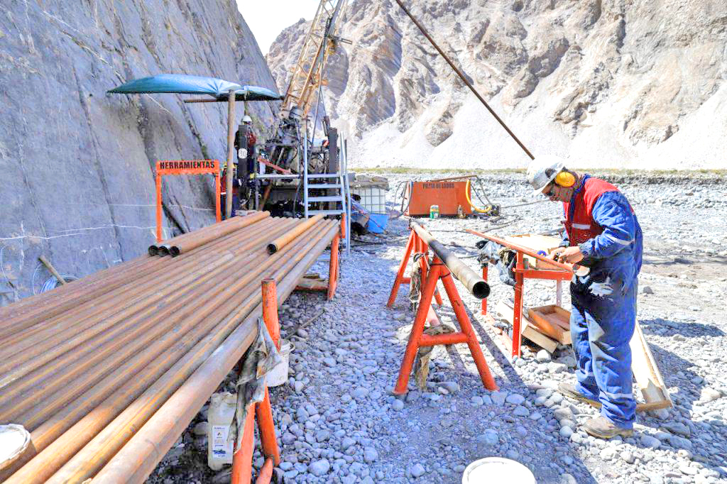 La perforación  de la roca en Paso  Las Leñas llegó  a los 300 metros