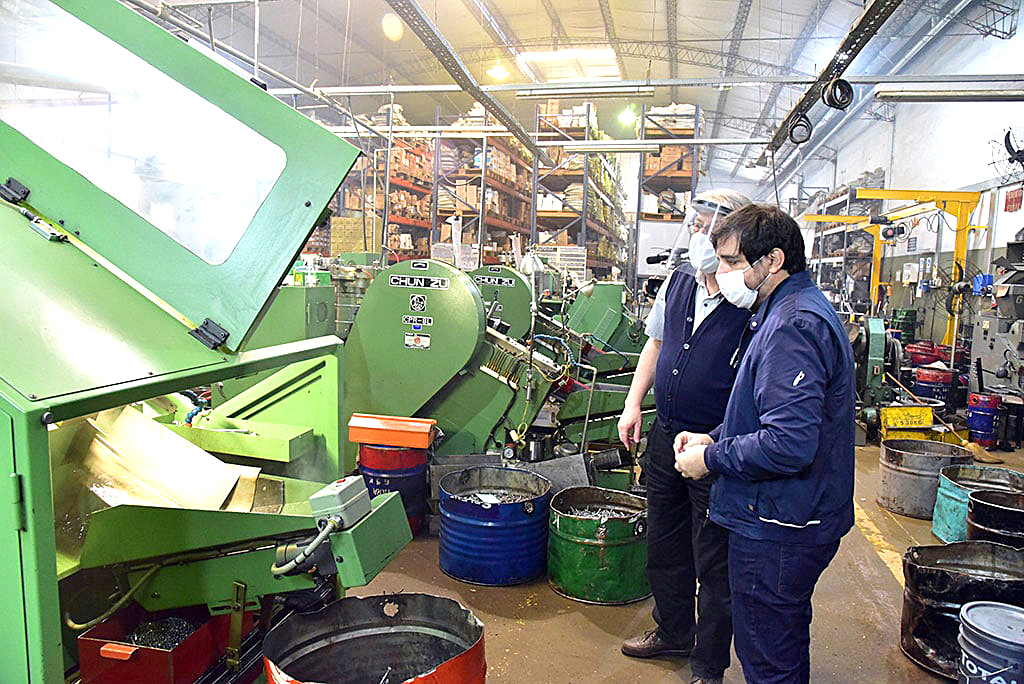 La producción industrial pyme frenó su caída