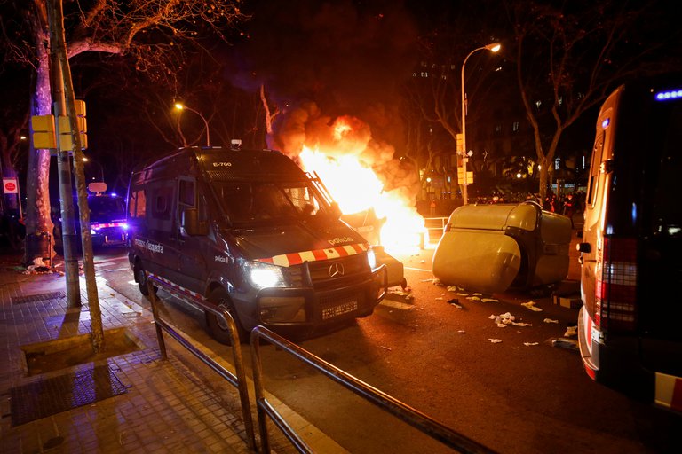 Segunda noche de tensión en España por el encarcelamiento de Pablo Hasél, el rapero condenado por tuitear contra Juan Carlos I