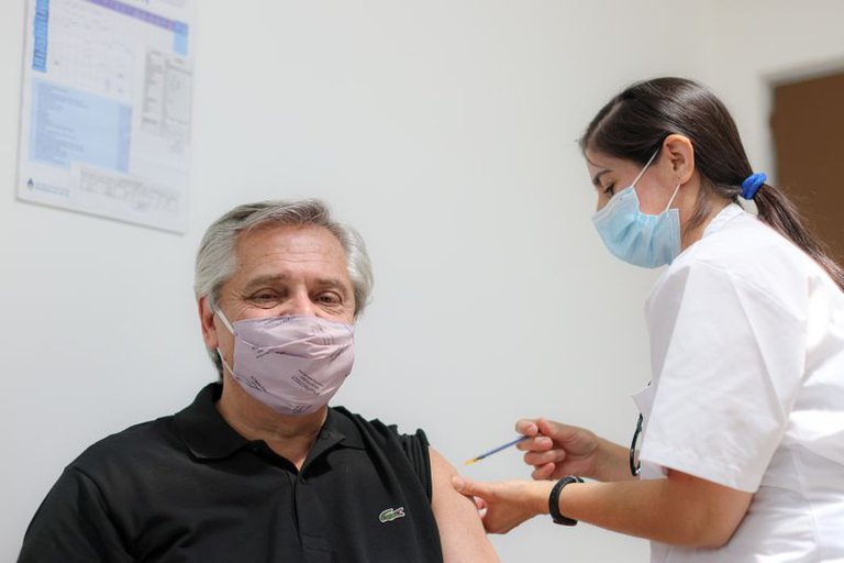 Uno por uno, quiénes son los dirigentes y funcionarios que ya se aplicaron la vacuna contra el coronavirus