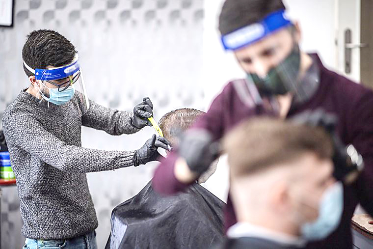 Volvieron a trabajar los “Peluqueros  Solidarios”