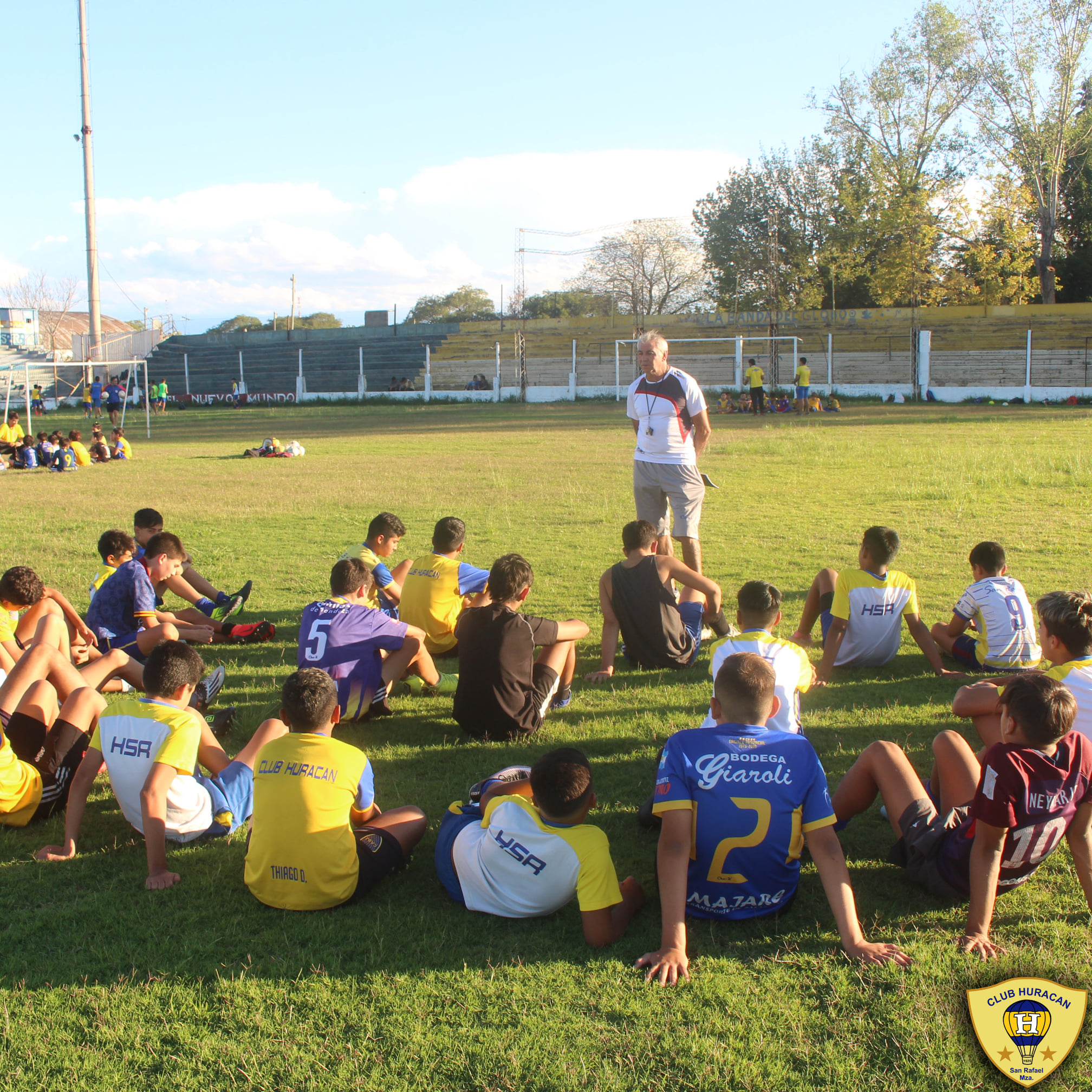 El Club Huracán presentó a sus entrenadores en todas las divisiones