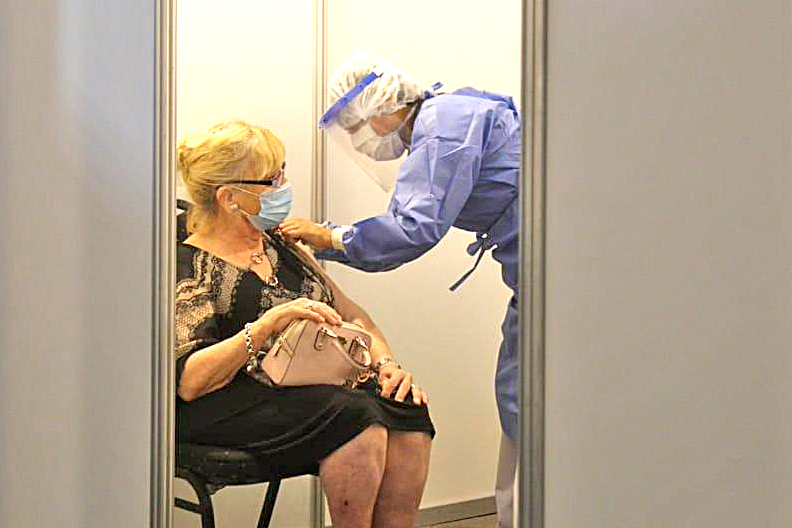 Vacunación en  geriátricos: “Para  nosotros es una pequeña luz de esperanza”