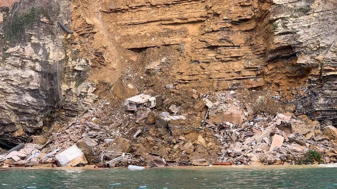 Graban cuando se derrumbó un cementerio en un acantilado: decenas de cadáveres flotan en el mar