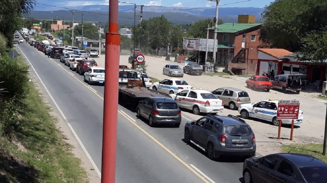 Villa Carlos Paz colapsada: cierran balnearios por desborde de gente