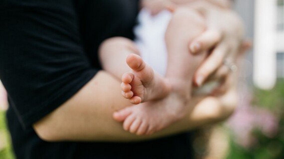 Pakistán: un doctor vendió a un bebé porque los papás no tenían para pagar el parto