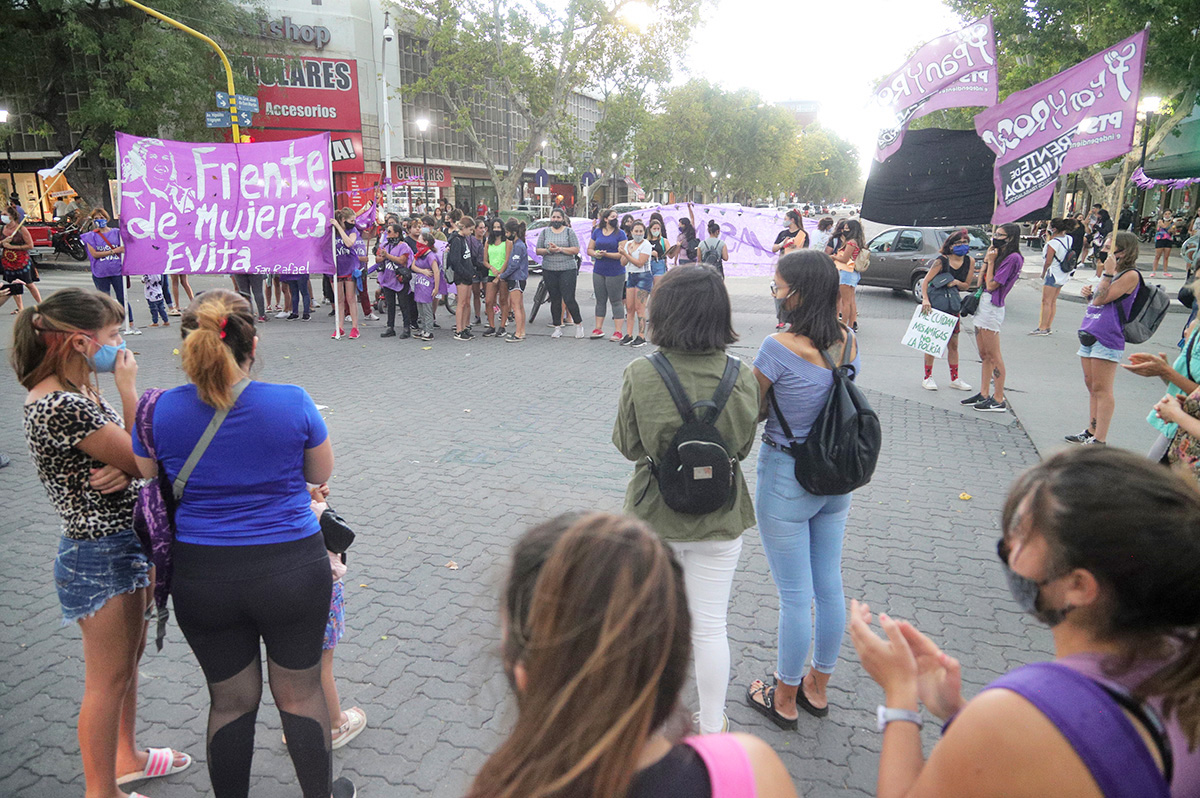 Hubo una manifestación  en reclamo de los femicidios que ocurren día a día en el país