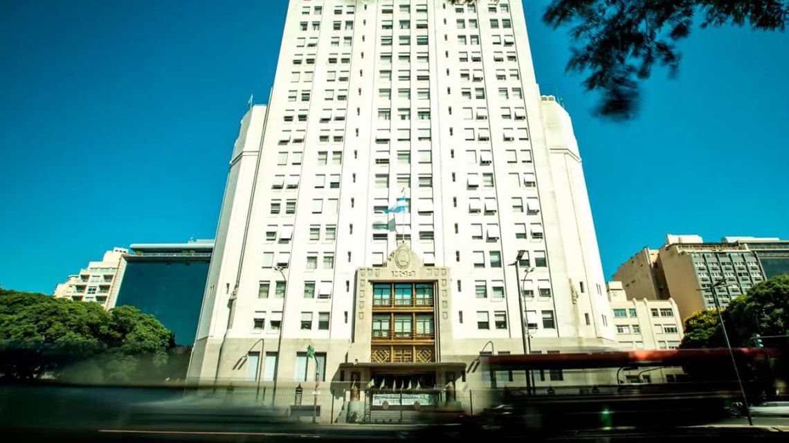 Allanan el ministerio de Salud por el escándalo de los vacunados VIP