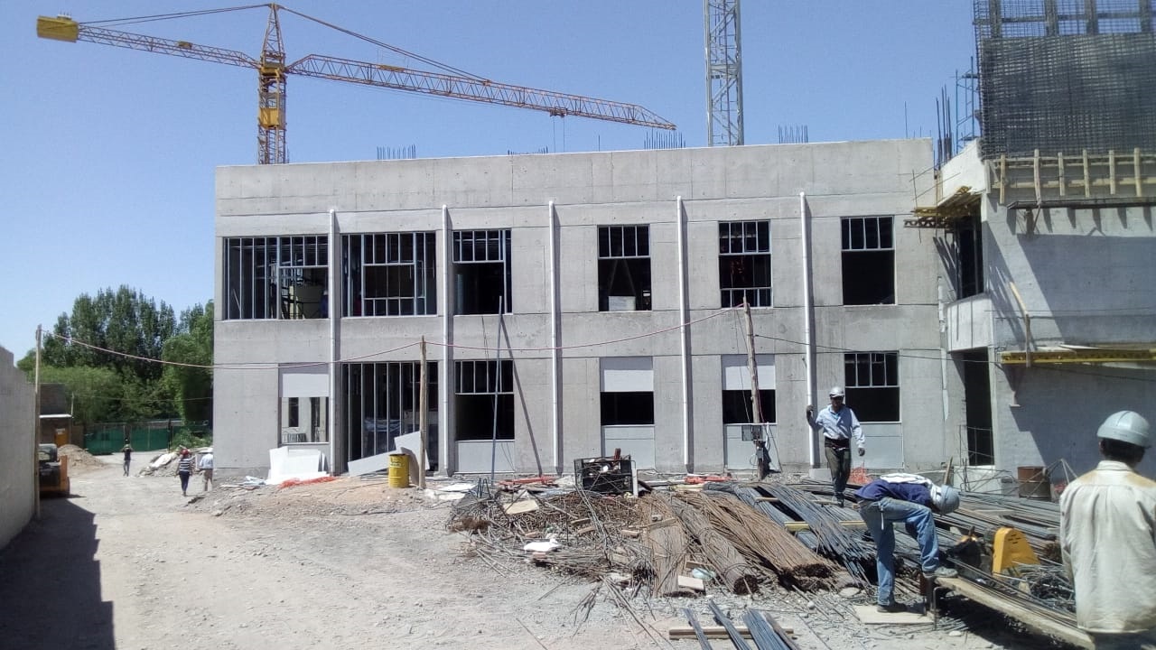 Solicitan que se informe acerca del reconocimiento de los gastos improductivos a empresas  constructoras de instalaciones públicas