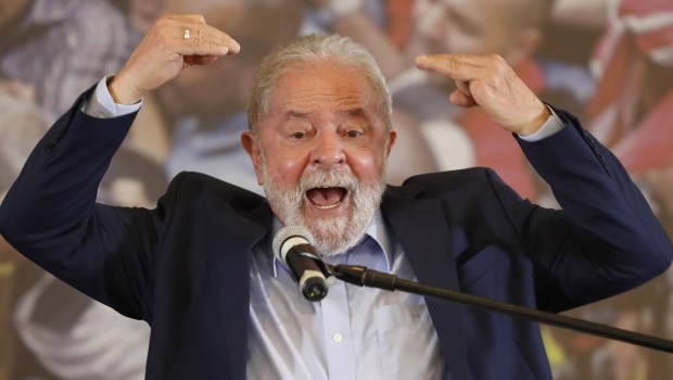 Lula no dijo si será candidato, pero ya discursea como tal