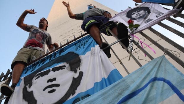 La devoción por Maradona se hizo clamor en el Obelisco