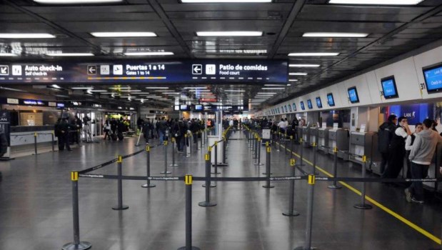El Gobierno oficializó la reducción de los vuelos para evitar el ingreso de nuevas cepas