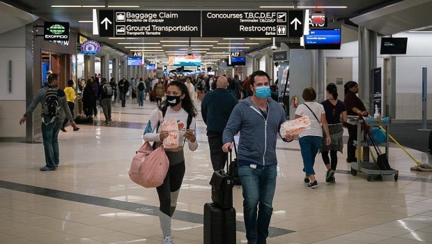 Infectólogos piden evitar los viajes al exterior