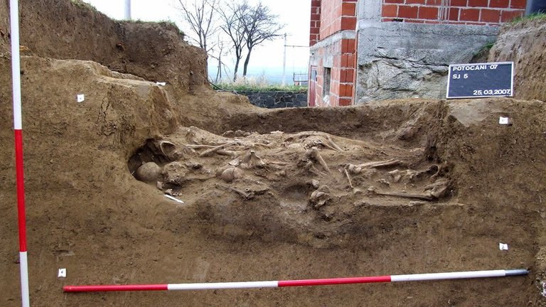 Revelaron las causas de una masacre milenaria que acabó con la vida de 21 niños y 20 adultos hace 6.200 años