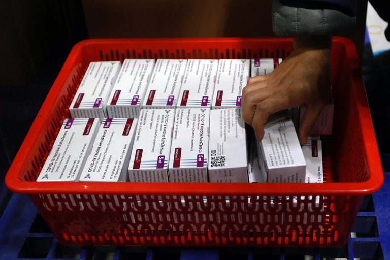 Alarmados por casos de trombosis, seis países europeos suspendieron el uso de un lote de vacunas de AstraZeneca: qué dice el regulador continental