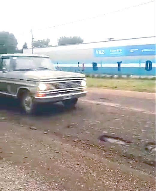 Malestar: frente a un taller  de la RTO hay baches en la ruta