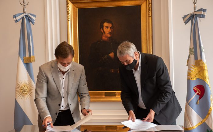 Suarez firmó convenios con Ferraresi que comprometen la construcción de 1.000 viviendas en la provincia