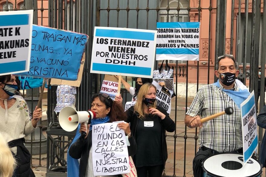 Pandemia: manifestantes protestaron contra la estrategia sanitaria del Gobierno en Plaza de Mayo