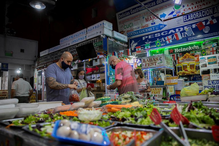 A cuánto llegarán la inflación y el dólar a fin de año, según las consultoras y el Gobierno