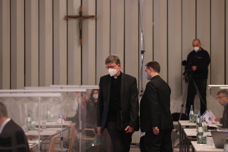 Un informe reveló cientos de casos de abuso sexual en la Iglesia católica alemana: “Más de la mitad de las víctimas eran menores de 14 años”