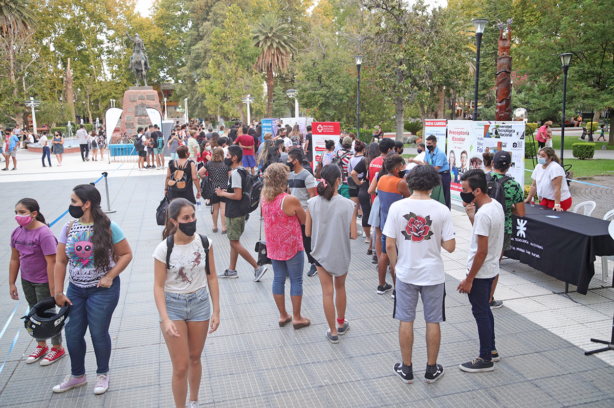 Presentaron la Oferta Educativa 2021 en  la plaza San Martín