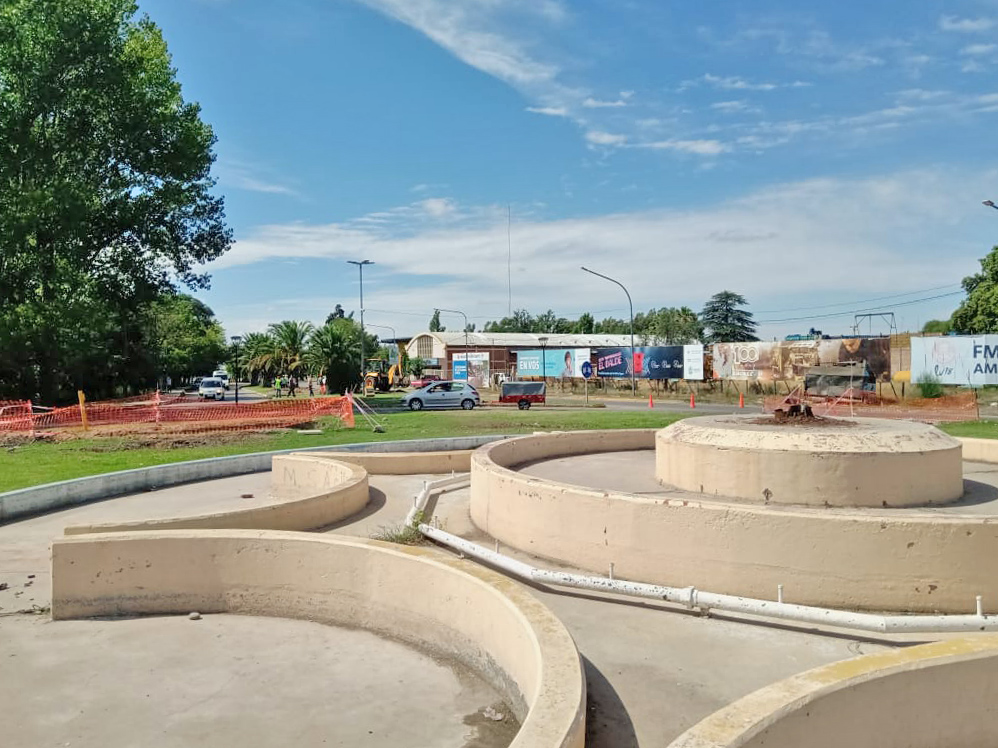 Retiraron el monumento de la “copa”  del acceso Este para su mantenimiento