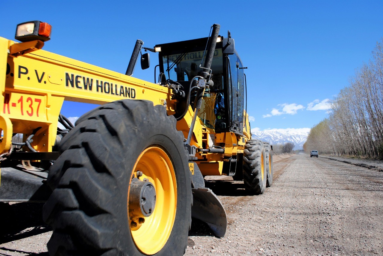 Trabajan para nivelar las rutas  de la Villa 25 a Agua del Toro  y de Pareditas a Salinas  del Diamante