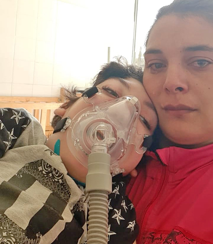 Un niño de 10 años  espera por una cirugía que estaba programada para hace un año