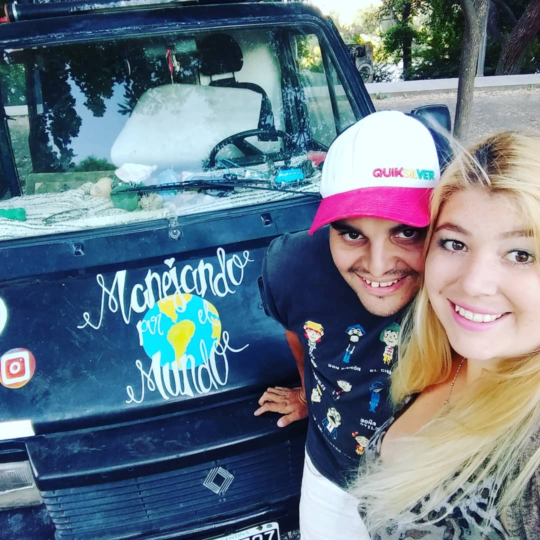 Viajan de Argentina a Alaska y venden artesanías para el viaje