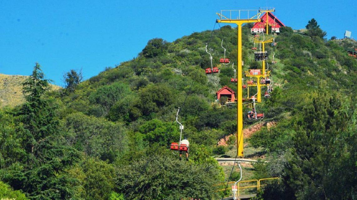 Pánico en Córdoba: dos turistas cayeron de una aerosilla