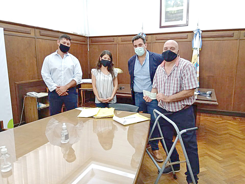 La Municipalidad  entrega subsidios  a emprendedores  con discapacidad